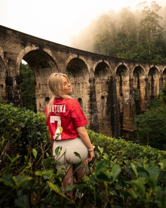 旺财28平台-太阳报：曼联最性感女球迷身着坎通纳复古球衣，引发球迷热议